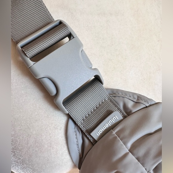 Lululemon Silver Wanderlust Belt Bag - NWOT - Picture 10 of 15